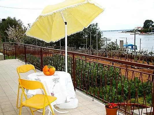 Apartments Lukoran 公寓