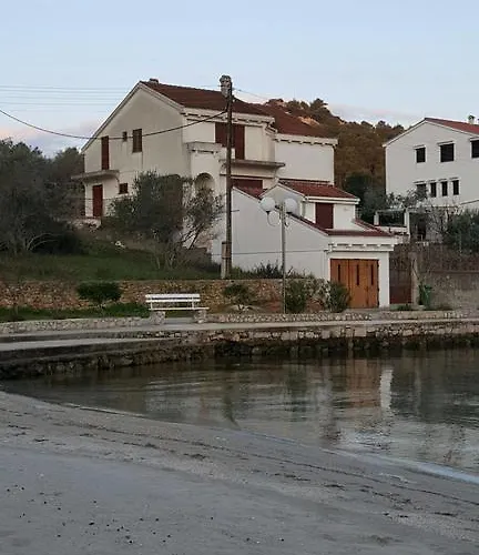 Apartments Lukoran דירה