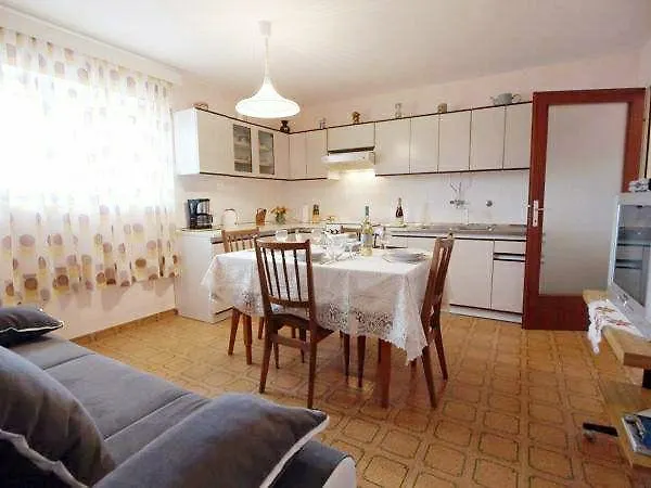Apartments Lukoran דירה *