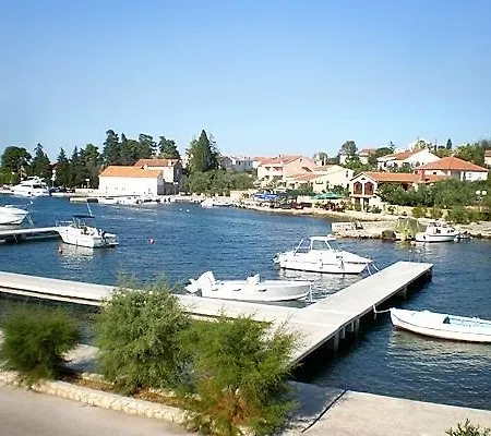 Apartments Lukoran アパート *