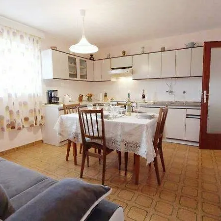 Apartments Lukoran アパート *