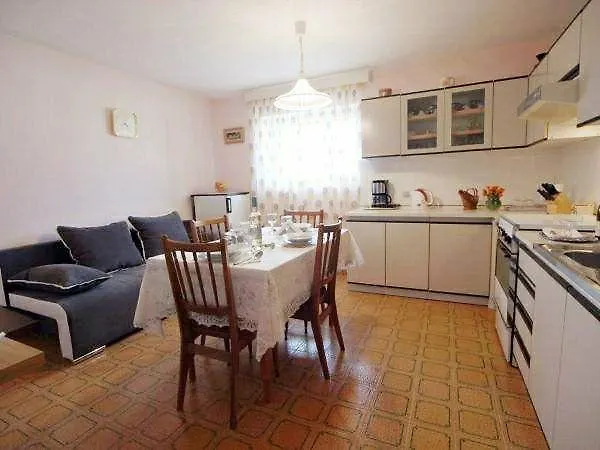 Apartments Lukoran *